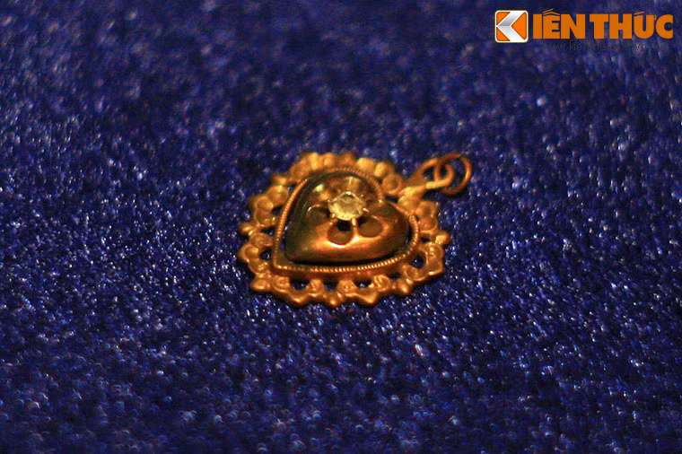 Mặt dây chuyền hình trái tim.