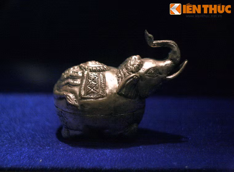 Hộp đựng trang sức hình voi của phụ nữ dân tộc Khmer ở Nam Bộ.