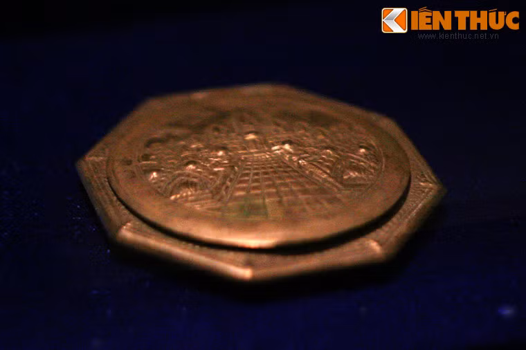 Hộp phấn khắc hình Angkor Wat của phụ nữ Khmer.