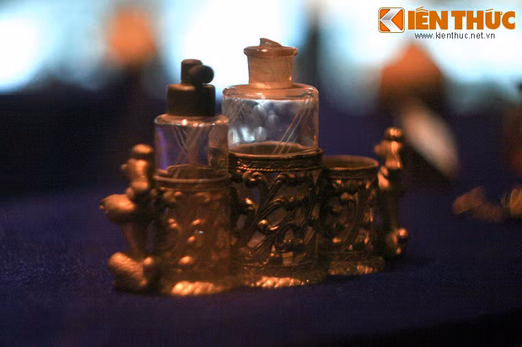 Lọ đựng nước hoa thủy tinh đặt trong đế đồng.