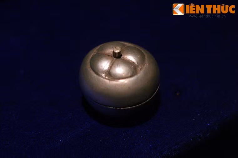 Hộp đựng nữ trang hình quả măng cụt.