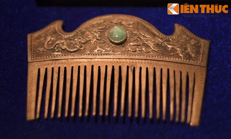 Lược đồng có gắn đá mã não.