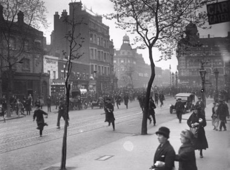 Năm 1926, đài BBC của Anh đã khiến dân chúng đứng tim khi phát đi bản tin "xỏ lá" về một cuộc bạo loạn của những người vô chính phủ ở London khiến tháp Bigben bị đốt cháy và các bộ trưởng bị hành hình trên phố.