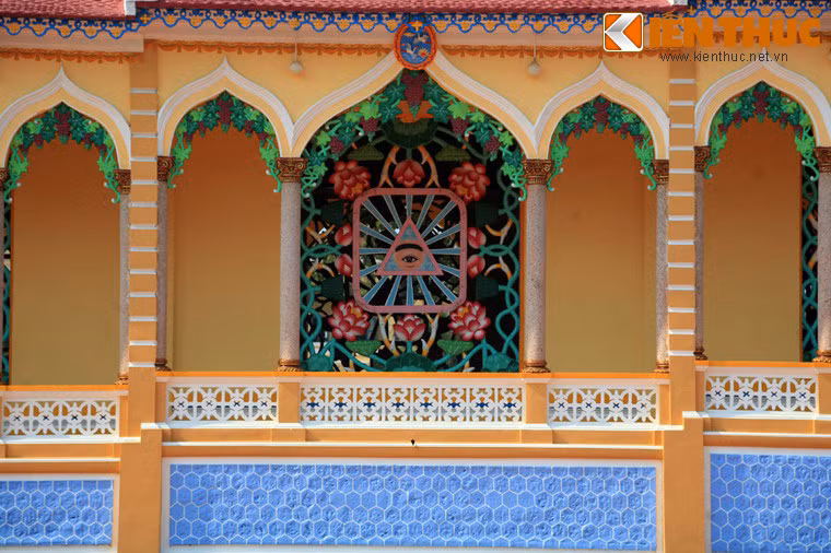 Xung quanh vách của Đại điện có những khung cửa sổ được trang trí bằng họa tiết hoa sen đỡ một khung hình Thiên Nhãn chính giữa một tam giác đều, có làm những tia hào quang phát ra.