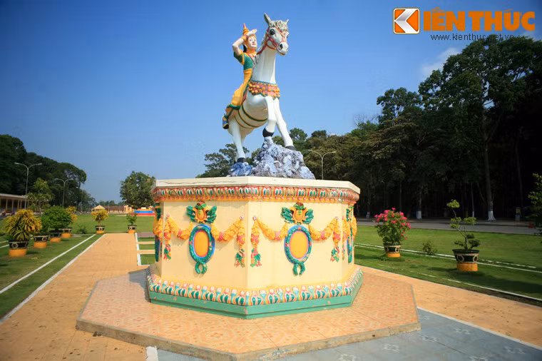 Trước Đền Thánh là một sân rộng gọi là Đại Đồng Xã với thảm cỏ xanh, với tượng Thái tử Si Đạt Ta (tên Đức Phật thời trẻ) ngồi trên lưng ngựa đi tìm đạo.