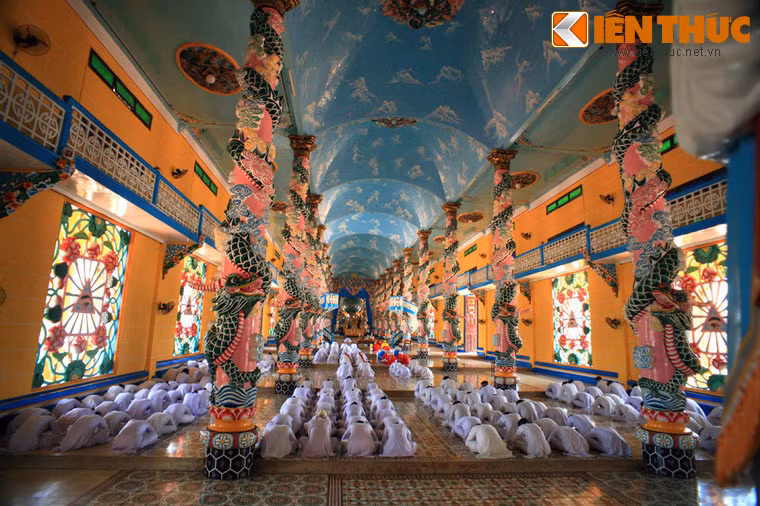 Nền Tòa Thánh có 9 cấp gọi là “Cửu phẩm thần tiên”, mỗi cấp tương ứng với một phẩm cấp của tín đồ. Trên trần là 9 khoảng bầu trời với các hình vẽ mây, rồng và sao.