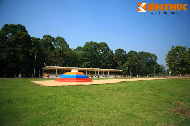 Tiếp theo là Cửu Trùng Thiên (nơi đặt di cốt của các chức sắc Cao Đài được phong từ bậc Tiên trở lên để hành tang lễ) có hình bát quái với 9 bậc và được sơn ba màu vàng, xanh, đỏ. Hai bên có hai khán đài gọi là Đông khán đài, và một ở phía tây gọi là Tây khán đài, là nơi để tín đồ hành hương và du khách về xem rước Cộ mẫu vào các kỳ Đại lễ và trưng bày những gian triển lãm của tín đồ các châu đạo về dự lễ.