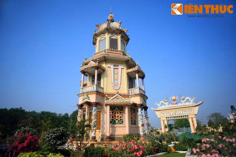 Từ Chánh môn có con đường dẫn thẳng hướng Đông, qua khuôn viên trung tâm Đền Thánh. Tại khuôn viên này có 3 Bửu tháp của Hộ pháp Phạm Công Tắc, Thượng phẩm Cao Quỳnh Cư và Thượng sanh Cao Hoài Sang, được chạm đắp nhiều hoa văn, họa tiết tinh tế.