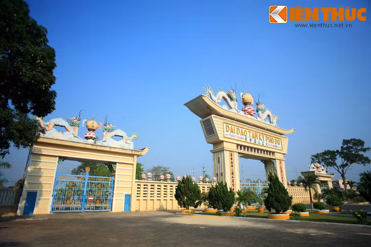 Tòa Thánh tọa lạc trong khu Thánh địa có diện tích khoảng 100 ha, có hàng rào bao bọc xung quanh. Chánh môn là cửa chính và là cửa lớn nhất trong 12 cửa ra vào nội ô Thánh địa. Cửa này thường đóng và chỉ mở vào các dịp đón tiếp nguyên thủ các quốc gia, lãnh đạo các Tôn giáo.