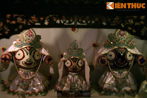 Ba bức tượng gỗ tượng trưng cho thần Sri Krishna - vị thần cứu giúp tất cả những ai đến với mình và đưa họ thoát khỏi sự tái sinh vào cảnh giới ác, nếu người ấy có đủ niềm tin vào Đấng thiêng liêng.