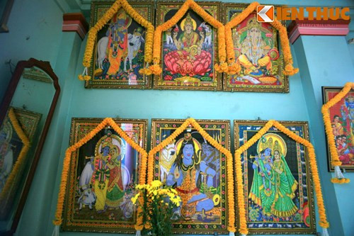 Trên các bức tường của ngôi đền treo nhiều tranh vẽ các vị thần của Hindu giáo.