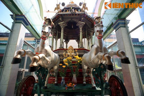 Tượng thần Murugan ngồi trên xe song mã.