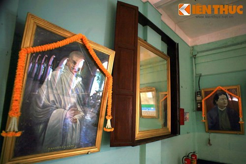 Bốn góc của ngôi đền bài trí chân dung khổ lớn của những vĩ nhân Ấn Độ, trong đó có những cái tên quen thuộc với người Việt như Thánh Gandhi, đại thi hào Tagor. Nằm xen kẽ giữa các chân dung là những tấm gương lớn.