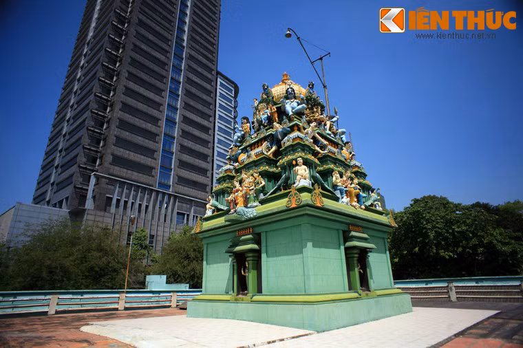 Trên sân thượng của đền thờ có một ngọn tháp tầng bậc, nằm ở vị trí thẳng đứng so với phòng thờ Thánh bên trong đền.