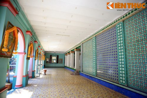 Dãy hành lang rộng rãi và tràn đầy ánh sáng mặt trời bao quanh khu điện thờ chính.