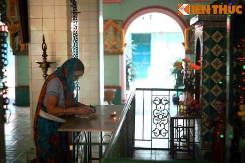 So với đền thờ thần Mariamman, đền Sri Thenday Yutthapani vắng vẻ hơn. Những người đến làm lễ đa phần là người Ấn Độ hoặc có gốc Ấn.