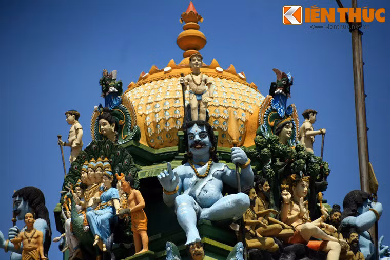 Đỉnh tháp được bài trí bằng nhiều tượng thần, tượng người, động vật được đắp tinh tế, rực rỡ sắc màu.