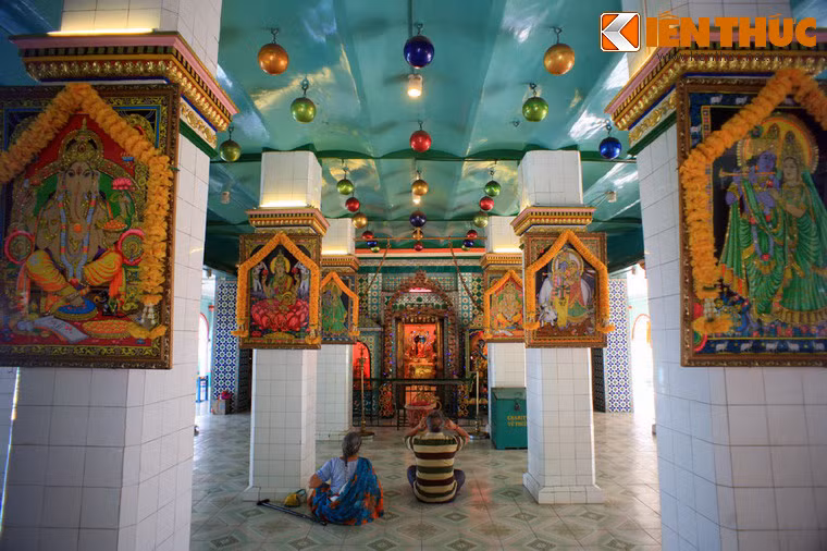 Đền Sri Thenday Yutthapani mang kiến trúc điển hình của một ngôi đền Hindu giáo, với trung tâm là phòng thờ Thánh nằm ở chính điện. Ngôi đền này thờ thần Murugan - vị thần của chiến tranh, chiến thắng, trí tuệ và tình yêu. Murugan là con trai thần Shiva – một trong những vị thần tối cao của đạo Hindu.