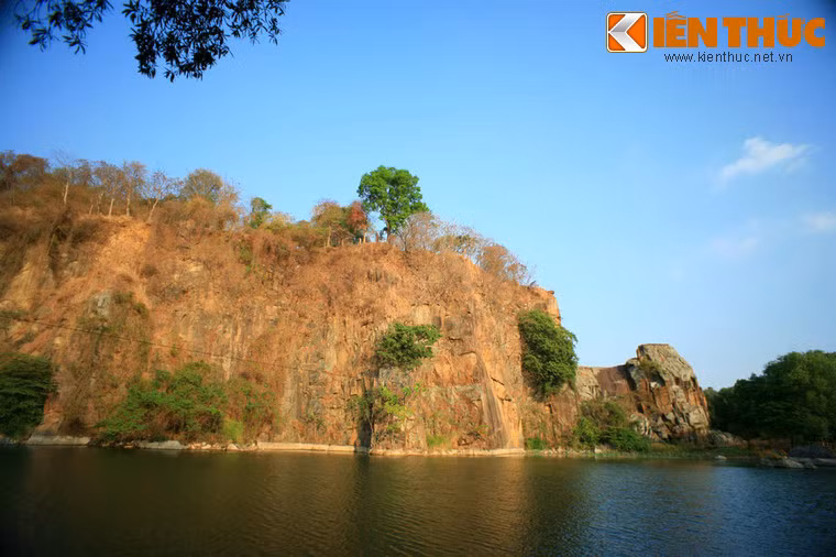 Ven hồ còn có những ngọn núi đá soi bóng xuống mặt nước xanh ngắt.