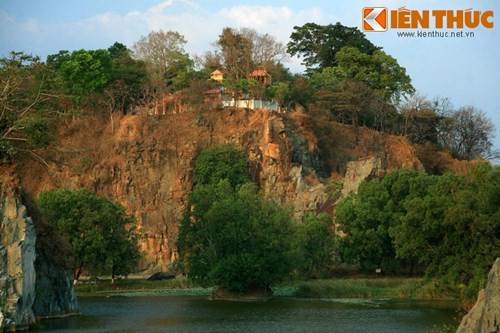 Ông viết: "Trên núi có chùa Bửu Phong, phía tả có Long Ðầu sừng sững, phía hữu có hang Bạch Hổ khói mây man mác, cây cối sum suê. Thật là đệ nhất thắng cảnh trấn thành vậy".