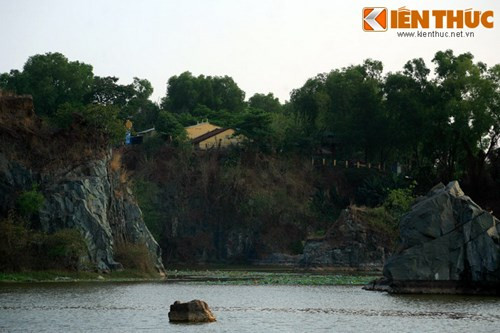 Những ngôi chùa cổ như chùa Bửu Phong hay là Chùa Hang thấp thoáng sau những tán cây trên núi, làm cho vùng đất sơn thủy hữu tình này nhuốm màu sắc huyền bí.