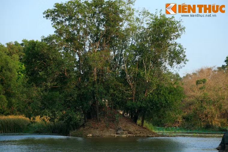 Nhà sử học Trịnh Hoài Ðức (1765 - 1825) đã ca ngợi thắng cảnh Bửu Long bằng những lời có cánh.