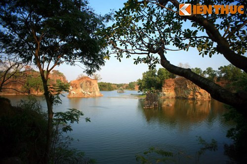 Đây là một vùng hồ nước rộng lớn với hai hồ nước nằm liền kề nhau là Hồ Long Ẩn và Hồ Long Vân, bao phủ diện tích 84ha.