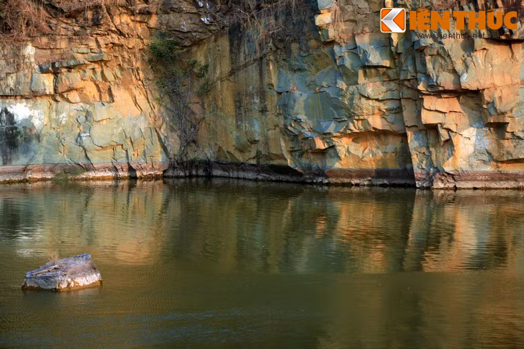 Những cụm đá còn lại sau quá trình khai thác, không rõ vô tình hay hữu ý, đã tạo nên một "vịnh Hạ Long" tuyệt đẹp giữa phương Nam.