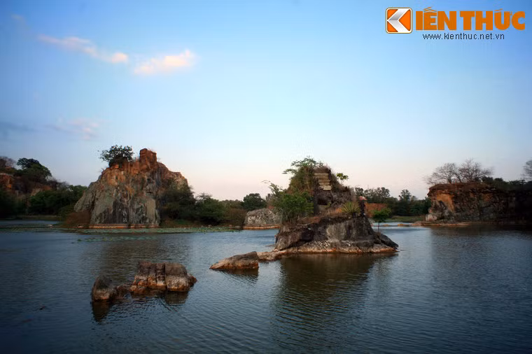 Trên mặt hồ là những vô số vách đá hình thù lạ mắt.