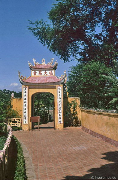 Mặt sau của cổng chùa. Cánh cổng này hiện tại đã bị phá và thay thế bằng một cổng mới bề thế hơn.