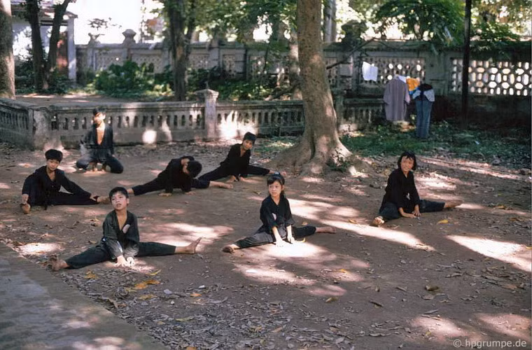 Một lớp dạy võ cổ truyền cho thiếu nhi hoạt động trong sân đền Quán Thánh.