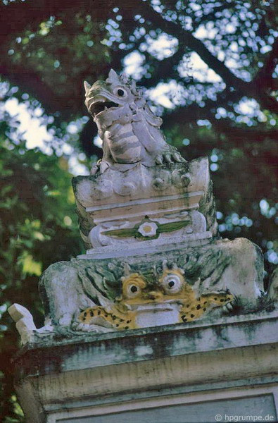 Tượng linh vật ở bên ngoài chính điện.