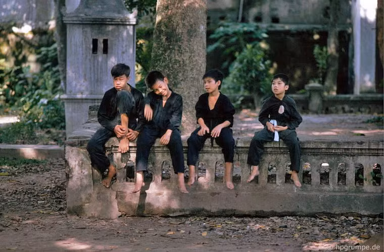 Phút nghỉ ngơi của các võ sinh nhí.