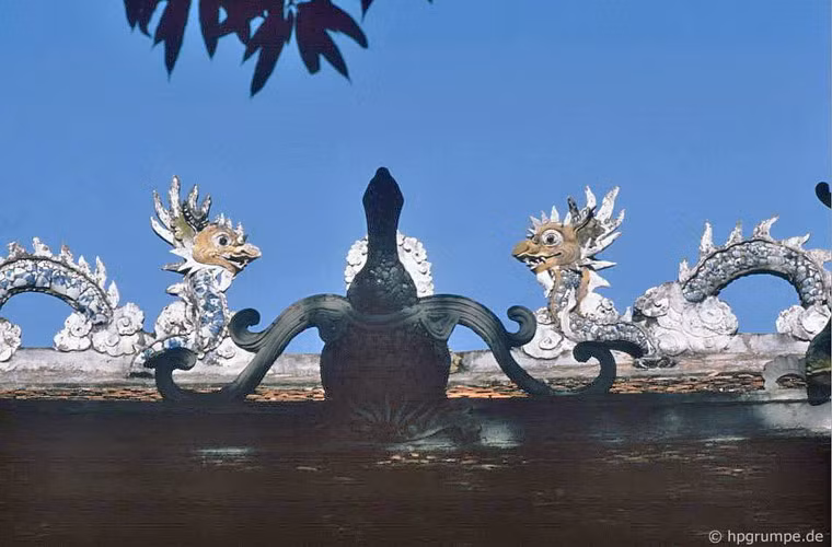 Họa tiết trang trí trên mái đền.