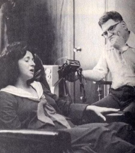 Ngày 25/1/1967, căn hộ của cô Betty Andreasson (Massachusetts, Mỹ) đột ngột mất điện. Một luồng sáng đỏ chói chiếu qua cửa sổ và 5 sinh vật lạ tiến vào làm cho tất cả mọi người bị hôn mê. Các nhân chứng kể lại, những sinh vật lạ đã đưa các nạn nhân lên phi thuyền và tiến hành các thử nghiệm đau đớn. Do bị thôi miên nên Betty chỉ nhớ mơ hồ về những gì diễn ra trên phi thuyền. Các kiểm tra cho thấy cô hoàn toàn minh mẫn.