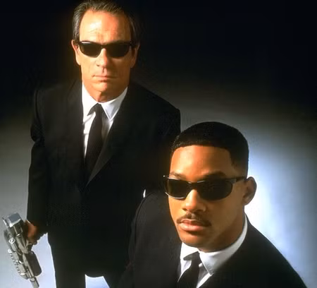 Theo báo giới xứ Wales, một gia đình giấu tên ở nước này khi đang lái xe trở về nhà thì bị một vật thể bay to lớn lao tới và bám lấy. Họ hoảng sợ, nhưng vẫn lái xe trên đường cao tốc như không có gì xảy ra. Rồi họ nhận thấy khoảng thời gian lớn đã trôi qua mà họ không ý thức được. Sau khi gia đình này tường thuât lại sự việc với các quan chức địa phương, hai người mặc áo đen đã gặp họ và nói rằng không được tiết lộ những gì đã trải qua. Cùng thời điểm trên, người ta đã chụp được nhiều hình ảnh UFO ở khu vực họ đi qua cũng vào đêm hôm đó.