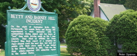 Ngày 19/9/1961, Betty và Berney Hill ở New Hampshire (Anh) đang trên đường trở về thì nhìn thấy một luồng ánh sáng lạ trên bầu trời bay về phía mình và nhanh chóng rơi vào hôn mê. Hai giờ sau, họ tỉnh dậy và phát hiện mình đang ở cách xa vị trí cũ 56km. Họ không nhớ mình đã trải qua những gì trong 2 giờ đó. Cả 2 chiếc đồng hồ của họ đều ngừng chạy cùng lúc. Sau khi điều trị bằng liệu pháp thôi miên, họ nhớ lại là đã bị đưa lên UFO và bị thử nghiệm bởi những sinh vật màu xám và thấp.