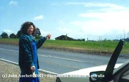 Tháng 8/1993, cô Kelly Cahill, người Australia, đang lái xe trở về nhà vào nửa đêm thì thấy một vật thể lạ xuất hiện trên bầu trời chiếu luồng ánh sáng xuống quanh chiếc xe hơi. Sau một thời gian bất tỉnh, Kelly tỉnh lại và không hiểu điều gì đã xảy ra. Khi về nhà Kelly phát hiện ra một dấu vết lạ ở gần rốn của cô và cô cảm thấy đau bụng dữ dội. Cô cũng dần nhớ lại là mình đã nhìn thấy UFO dài 30m và có những người lạ cao lớn trong đó. Vào thời điểm UFO xuất hiện, còn một chiếc xe khác gần xe Kelly. Những người trên xe này cũng thông báo là bị UFO bắt cóc và thử nghiệm, dù họ chưa từng tiếp xúc với Kelly.