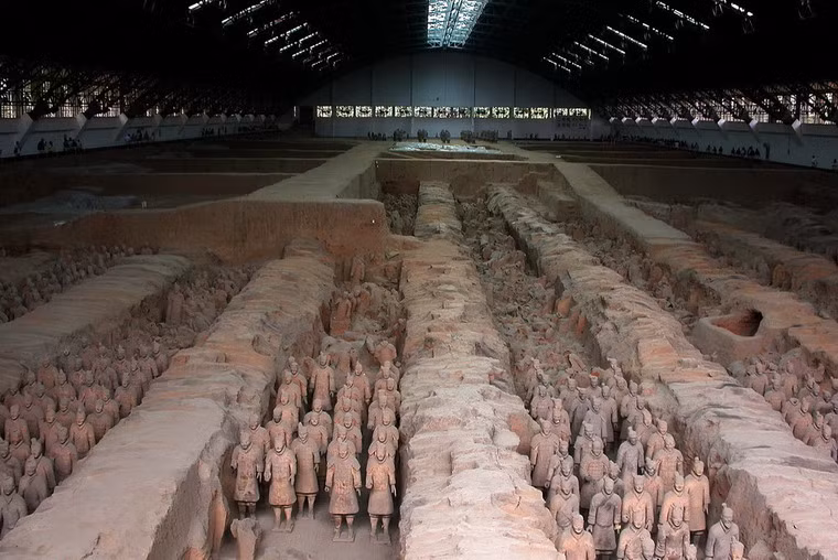 Lăng mộ của Tần Thủy Hoàng Hoàng (259 TCN - 210 TCN), vị hoàng đế đế đầu tiên của nước Trung Hoa thống nhất đã khiến nhân loại choáng ngợp bởi quy mô bề thế cùng đội quân đất nung có kích cỡ bằng người thật với số lượng lên đến hàng nghìn bức tượng.