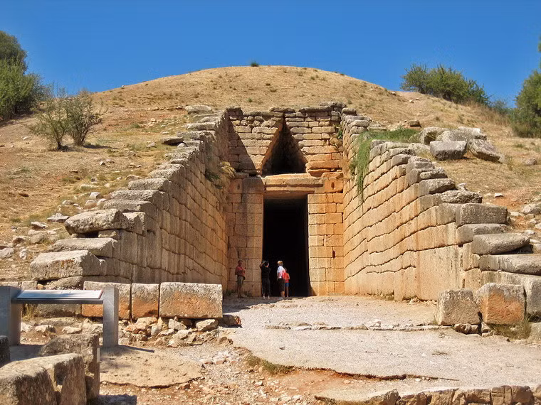 Lăng mộ vua Agamemnon, còn được gọi là Kho bạc của Atreus được xây dựng khoảng năm 1250 TCN, được coi là công trình kiến trúc tiêu biểu của thời kỳ Mycenaean (khoảng 1600 TCN - 1100 TCN) thuộc nền văn minh Hy Lạp cổ. Đây cũng là một trong những ngôi mộ dạng tổ ong tốt nhất còn được bảo tồn trên thế giới.