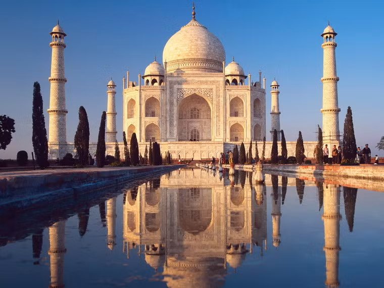 Được coi là kỳ quan nổi tiếng nhất của Ấn Độ, lăng mộ Taj Mahal được Hoàng đế Mughal Shah Jahan xây cho người vợ Mumtaz như một tượng đài của tình yêu vĩnh cửu, sau khi bà qua đời vì sinh nở năm 1631.