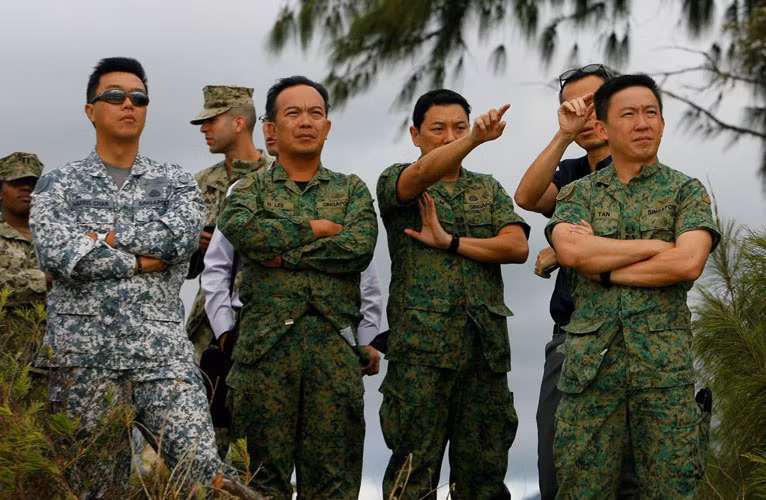 Các quan chức quốc phòng Singapore cùng nhiều quốc gia khác được tận mắt một trong những trang bị tương lai của lính thủy đánh bộ Mỹ thử nghiệm.