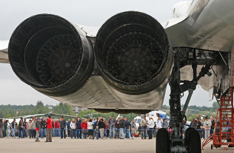 Việc hoạt động và cả nâng cấp Tu-160 đang gặp nhiều khó khăn chủ yếu ở động cơ hàng không Kuznetsov NK-32 đã hết niên hạn sử dụng.
