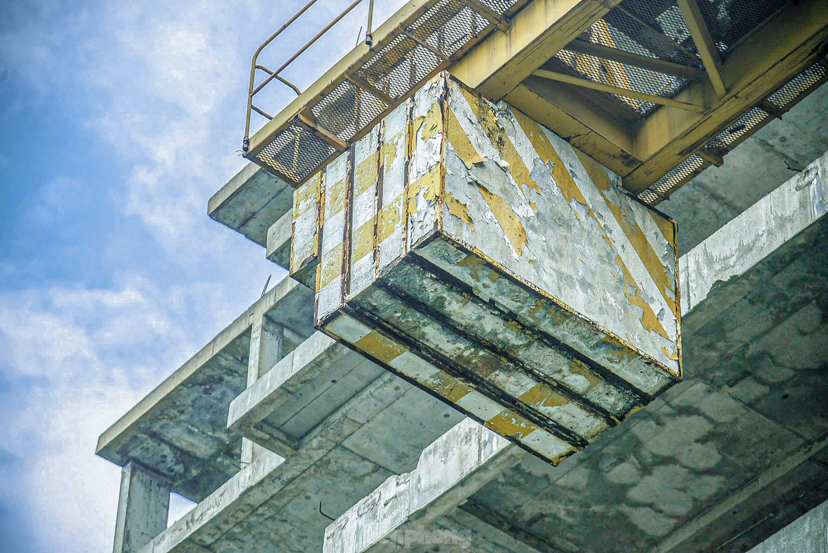 Nhiều hạng mục bên trong công trình Khu phức hợp trung tâm thương mại và căn hộ cao cấp Han Riverside hiện dang dở, sắt gỉ sét.