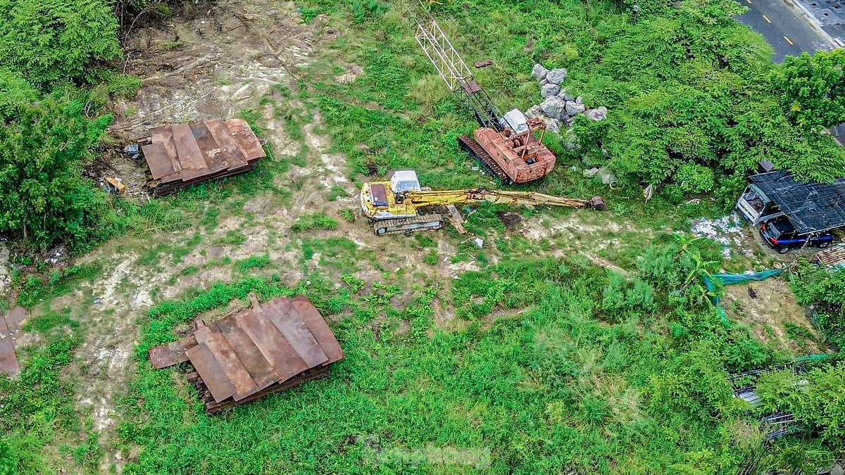 Vật liệu và thiết bị xây dựng nằm ngổn ngang bên trong khuôn viên dự án.