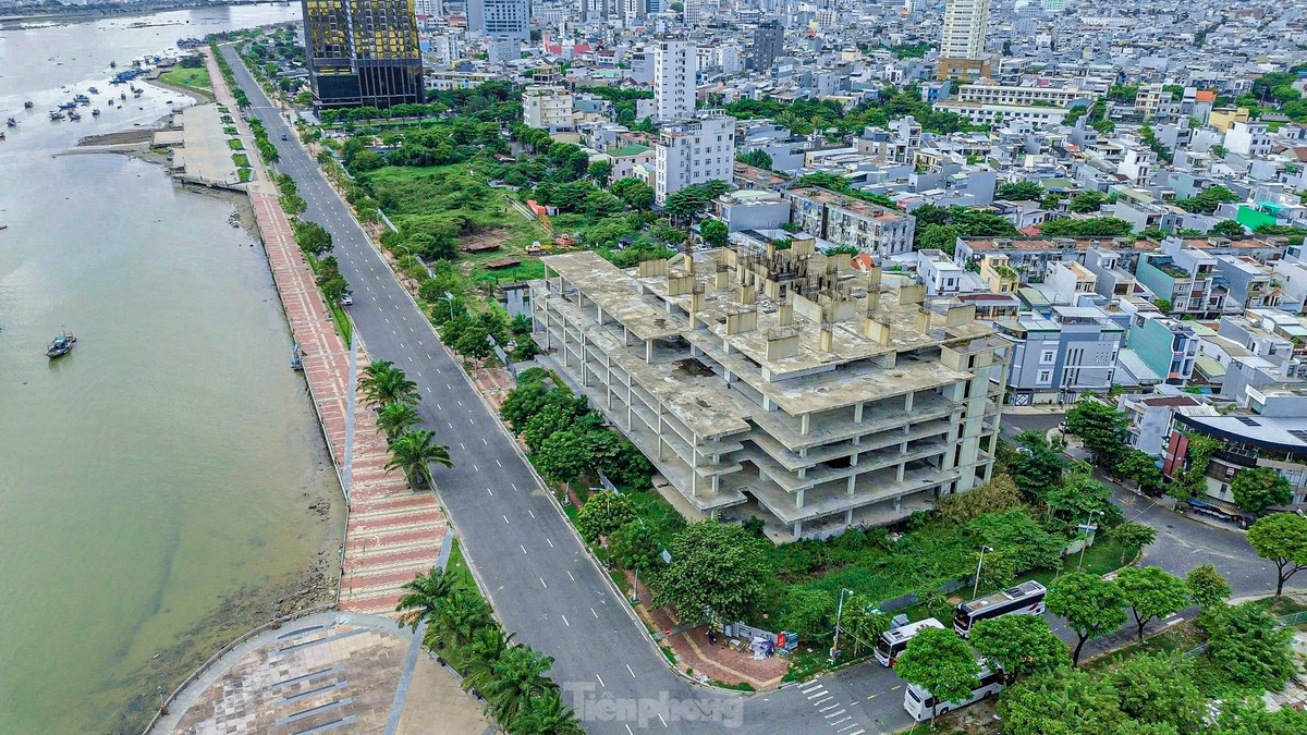 Năm 2016, Dự án Khu phức hợp trung tâm thương mại và căn hộ cao cấp Han Riverside từng bị Thanh tra Sở Xây dựng xử phạt vi phạm hành chính 40 triệu đồng về hành vi xây dựng không phép. Thanh tra Sở Xây dựng cũng đã ban hành quyết định đình chỉ thi công xây dựng công trình vi phạm trật tự xây dựng.