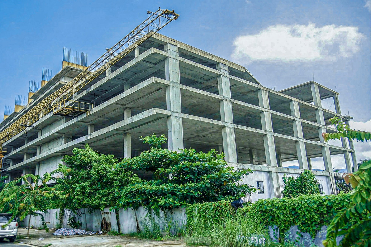 Dự án khởi công năm 2010 với mức đầu tư hơn 2.500 tỷ đồng, quy mô 33 tầng, nhưng sau 14 năm vẫn chỉ thi công được vài tầng, đến nay vẫn chỉ là khối nhà thô dang dở.