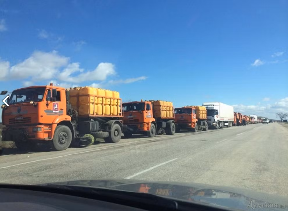 Đoàn xe chở hóa chất và các nhu phẩm cần thiết.