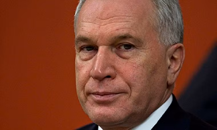 Ông Yuri Kovalchuk, giám đốc điều hành của Rossiya và là cổ đông lớn nhất của ngân hàng này (30,4%) cũng bị Mỹ liệt kê vào danh sách trừng phạt bởi mối quan hệ mật thiết của ông với tổng thống Nga Putin.