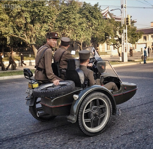 Binh lính tuần tra trên đường phố.